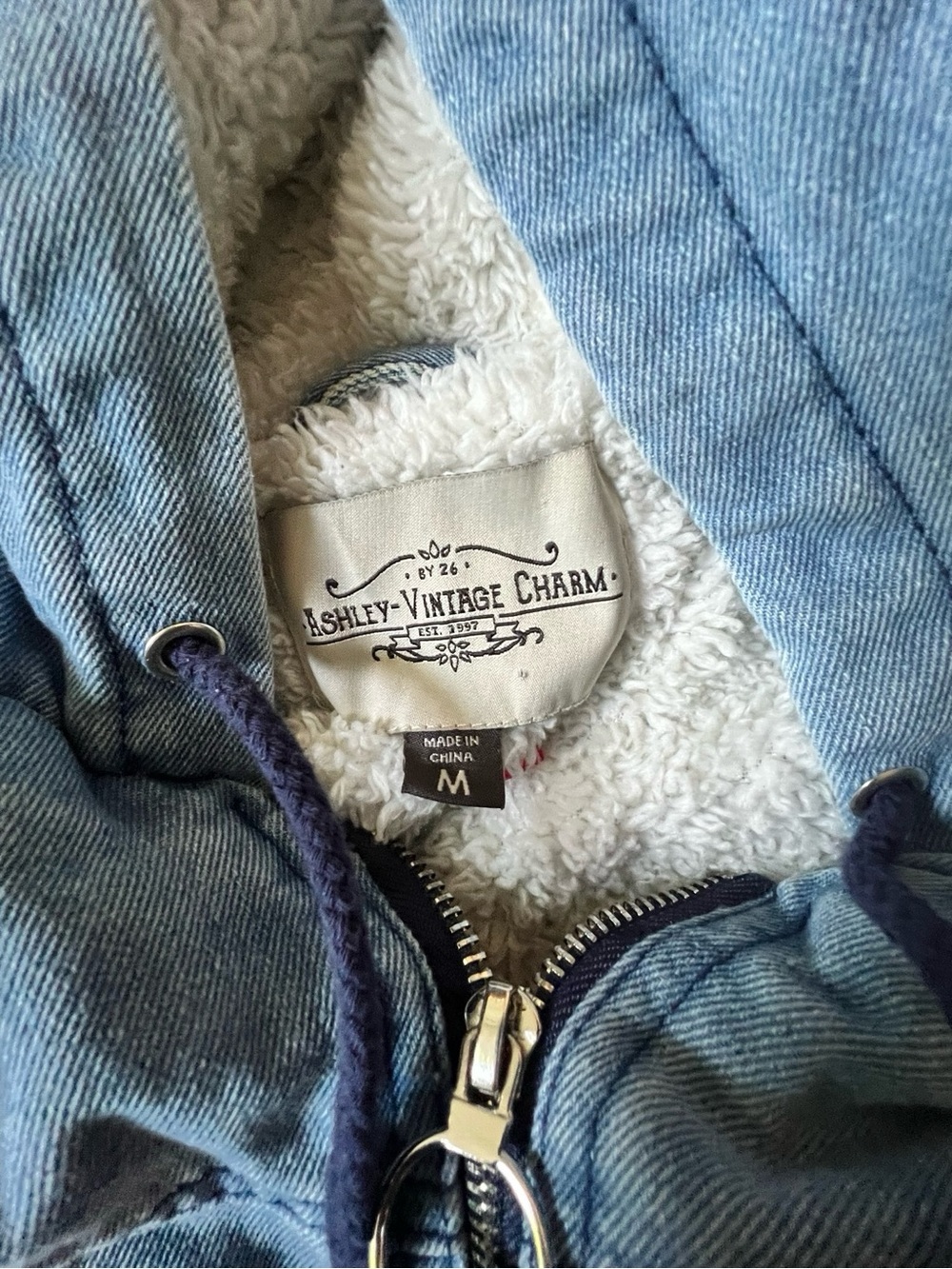 Ashley Vintage Charm Sherpa Lined Denim Hooded Jacket Medium Cropped Blue - Picture 4 of 4